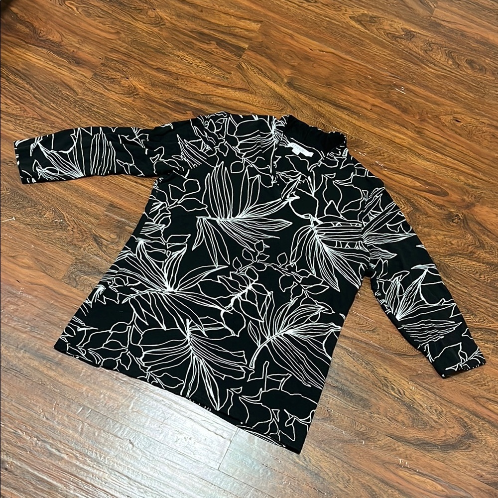 Chico’s Top SZ 1 (SZ Medium)